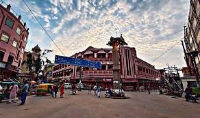 Distance from Varanasi Cantt to Famous Markets