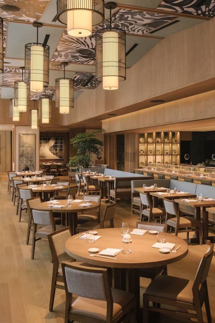 Discover luxury at Four Seasons Hotel Singapore…